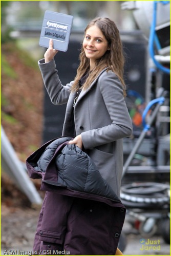 *EXCLUSIVE* Willa Holland is looking pretty sweet on the set of "Arrow" [NO Canada]