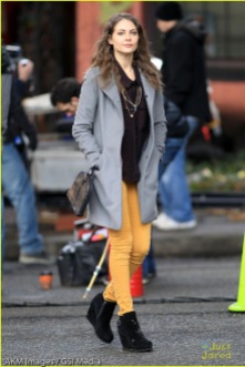 *EXCLUSIVE* Willa Holland is looking pretty sweet on the set of "Arrow" [NO Canada]